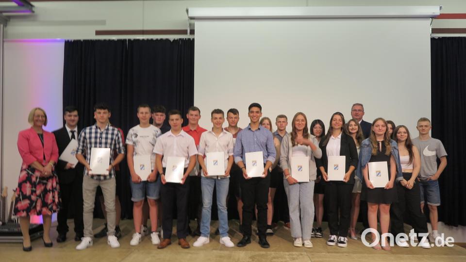 Die Klasse 9M9 mit ihrem Klassleiter Thomas Seitz (hinten rechts) und Rektorin Christine Wiesend (links). Bild: jzk