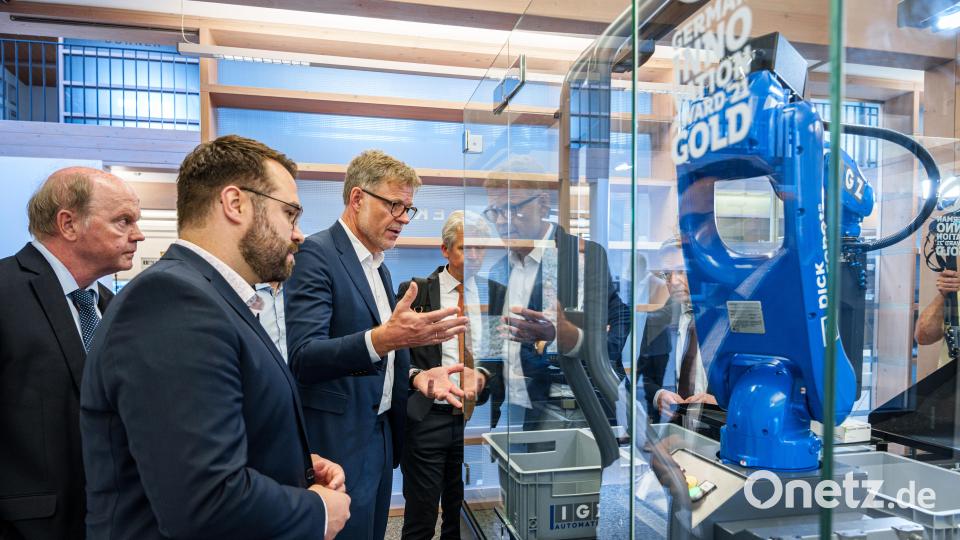 IGZ-Geschäftsführer Johann Zrenner (Mitte) erklärte den Gästen einige Projekte. Bild: Peter Geyer/exb