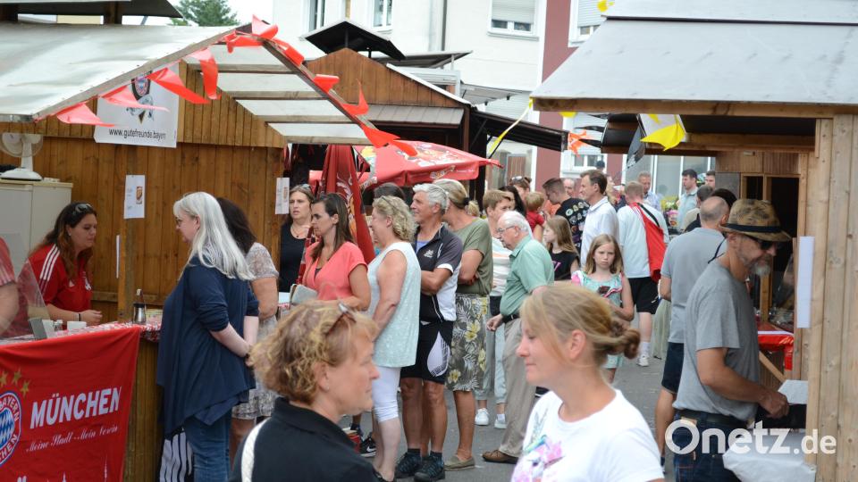In der &quot;Budengasse&quot; Richtung Marienkirche herrschte dichtes Gedränge vor den zahlreichen Verkaufsständen der Vereine. Bild: kki