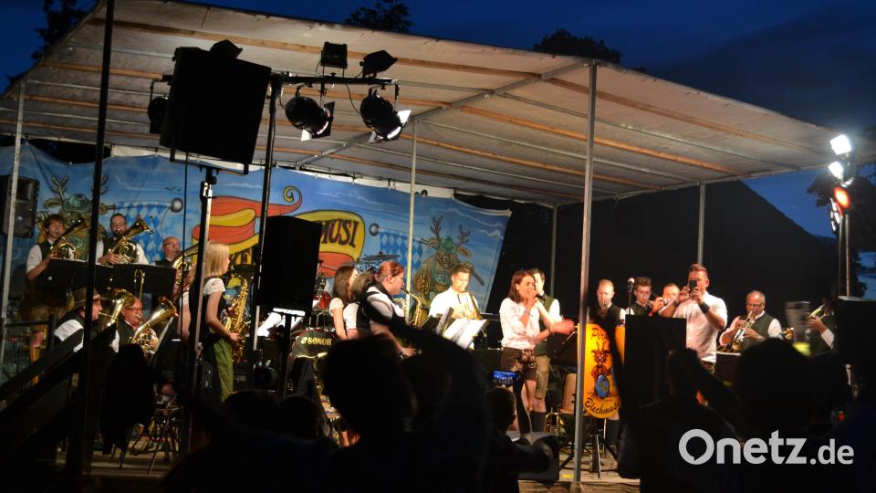 Die Pirker Blechmusi hatte die Stimmung bis zum späten Abend voll im Griff. Bild: kki