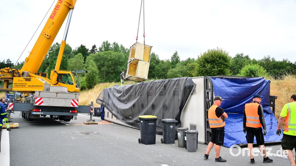 Ein Lastwagen mit fast dreitausend Masthähnchen ist bei Schönwald im Landkreis Wunsiedel von der A 93 abgekommen. Bild: Matthias Merz