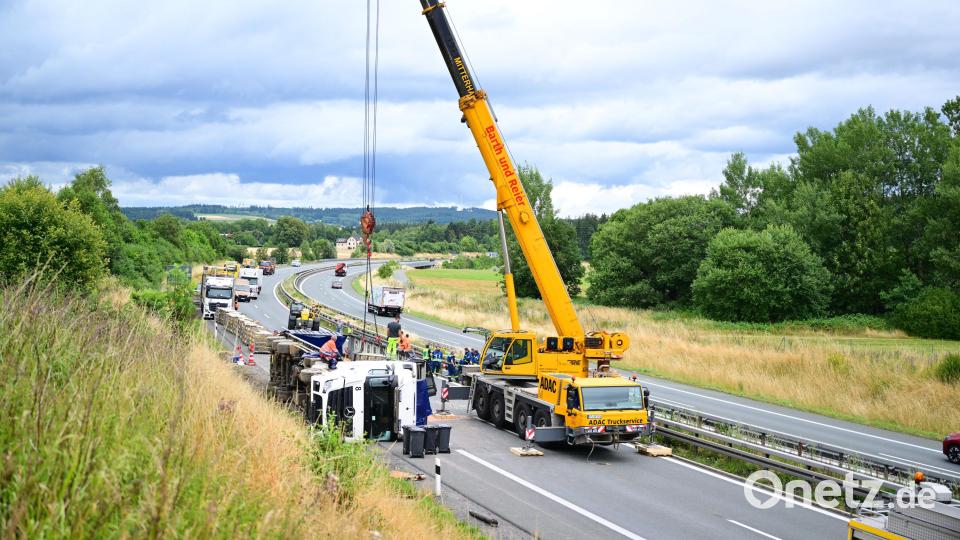 Ein Lastwagen mit fast dreitausend Masthähnchen ist bei Schönwald im Landkreis Wunsiedel von der A 93 abgekommen. Bild: Matthias Merz