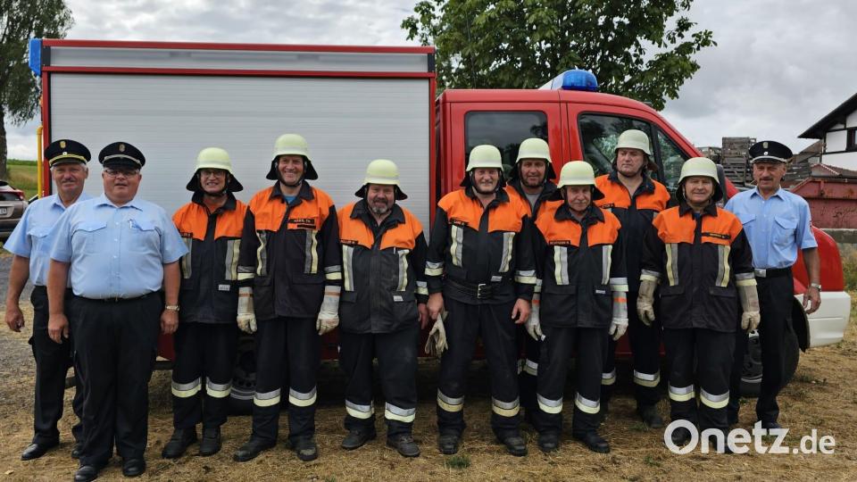 Zwei Gruppen der Feuerwehr Kondrau legten Leistungsprüfungen ab Im Bild (von links) Kreisbrandinspektor a.D. Lorenz Müller, Kreisbrandmeister Roland Frank, Bernhard Müller, Thomas Härtl, Manfred Müller, Alfons Lang, Karlheinz Hecht, Hubert Richtmann, Konrad Kißwetter, Gerhard Heinrich und Kreisbrandmeister Wolfgang Fischer. Bild: Feuerwehr Kondrau/exb