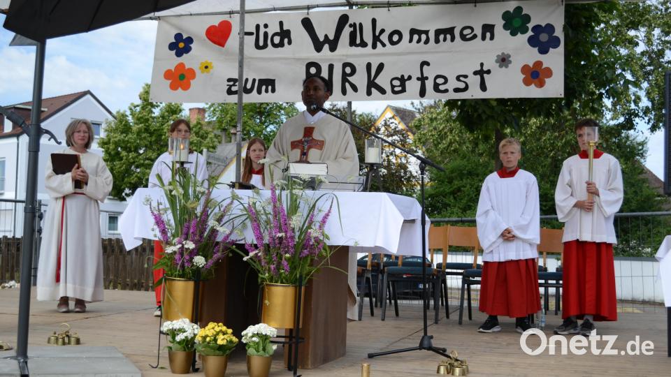 Auf der Bühne des Festplatzes zelebrierte Pfarrer Jaison Thomas den Gottesdienst. Bild: kki