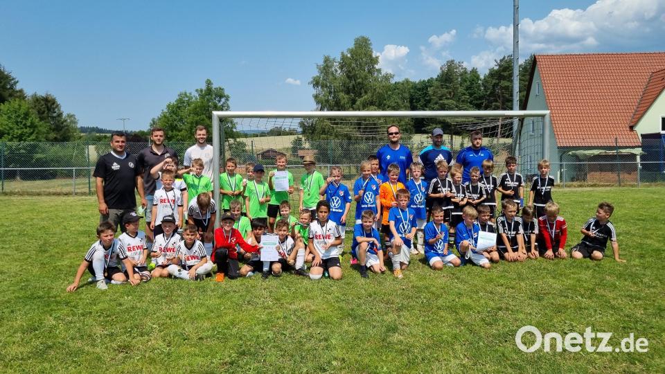 Die Mannschaften des F-Junioren-Turniers mit Jugendleiter Tobias Schupfner. Bild: jsa