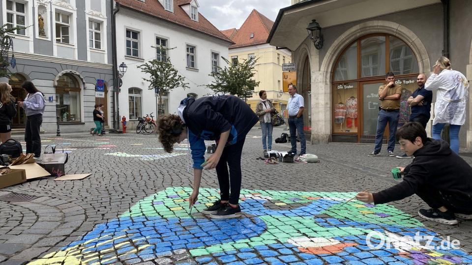 Schüler des Erasmus-Gymnasiums brachten Farbe in den Stadt und Ruhe auf den Hallplatz. Bild: upl