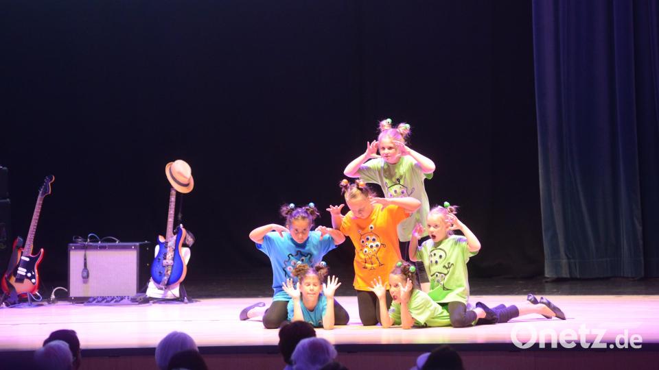 Die "kleinen" Tänzerinnen und Tänzer der DJK Dance Unlimited hatten gleich zu Beginn der Benefizveranstaltung ihren begeistert aufgenommenen Auftritt. Bild: bey