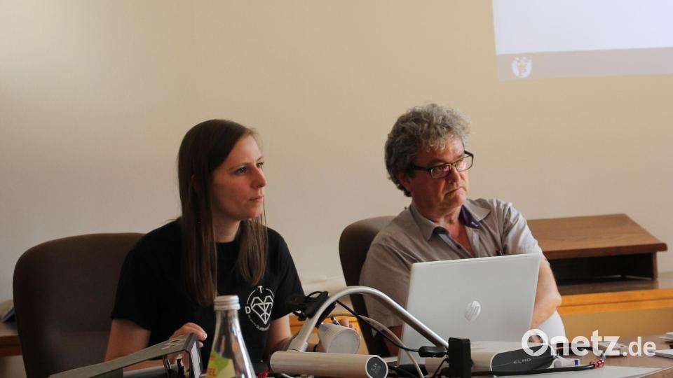 Viel hat Pressath auf dem Weg zur &quot;Fair-Trade-Stadt&quot; schon geleistet und erreicht: Eine Bilanz zogen Stadtmarketingreferentin Lisa Weigert und Bürgermeister Bernhard Stangl in der Sitzung der &quot;Fair-Trade-Stadt&quot;-Steuerungsgruppe. Bild: bjp