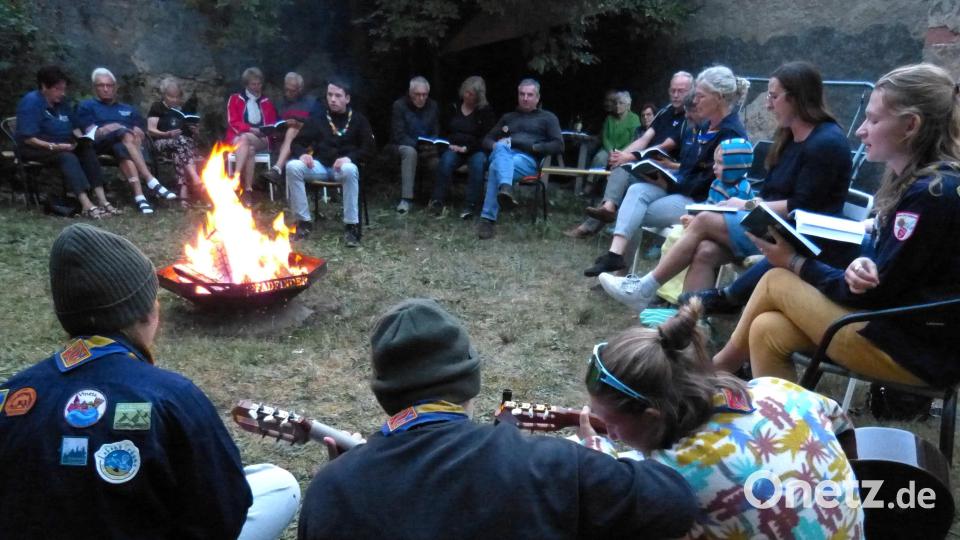 Alle Pfadfindergenerationen des Vereins Stamm Graf Gebhard – ob schon über 60 Jahre im Verein oder nur wenige Wochen – trafen sich zu einem romantischen Abend im Garten des Stadtmuseums Sulzbach-Rosenberg. Bild: Stadtmuseum Sulzbach-Rosenberg/exb