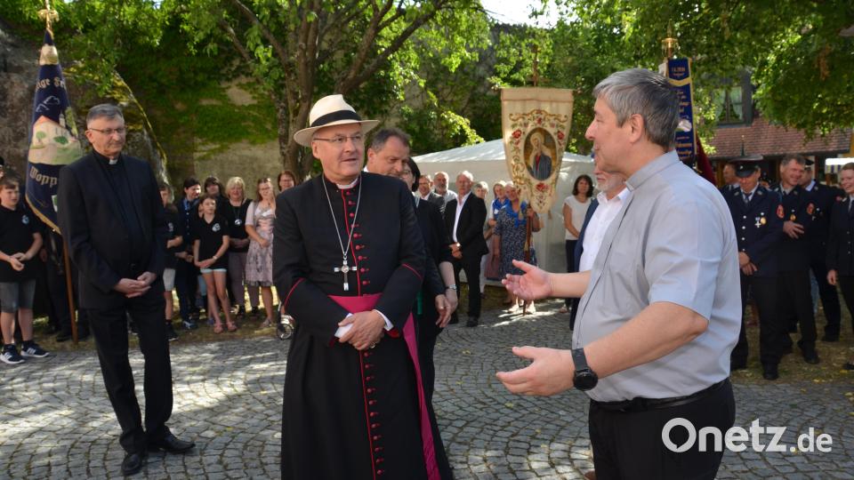Im Pfarrgarten begrüßt Pfarrer Adam Nieciecki (rechts) Bischof Rudolf Voderholzer im Beisein der Gläubigen und der Festgäste. Bild: dob