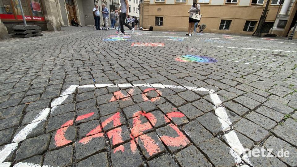 &quot;No cars&quot; steht hier auf dem Pflaster hinter dem Rathaus. Bild: upl