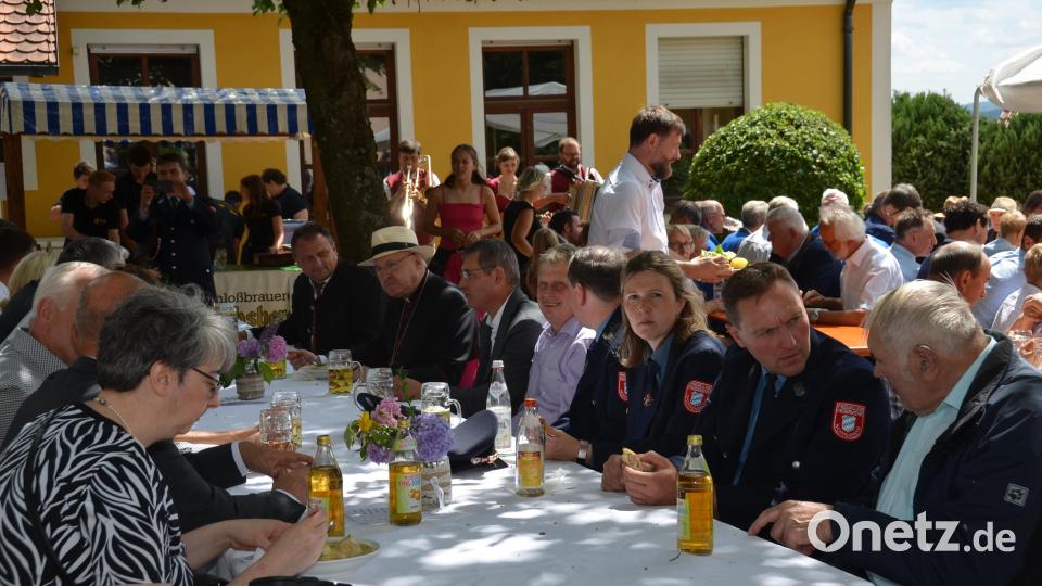 Bischof Rudolf Voderholzer nahm inmitten der Gästeschar beim Pfarrfest Platz. Bild: dob