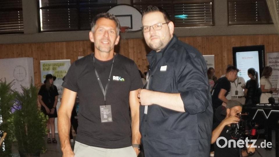 Reger Gedankenaustausch war kennzeichnend für das "landly.land". Auch Inhaber Marco Schmid (rechts) diskutierte mit Gästen. Bild: wel