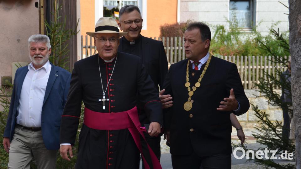 Kirchenpfleger Hubert Zitzmann, Professor Stanislav Fel (Urlaubsvertretung) und Bürgermeister Anton Kappl (von links nach rechts) begleiten Bischof Rudolf Voderholzer in den Pfarrgarten. Bild: dob
