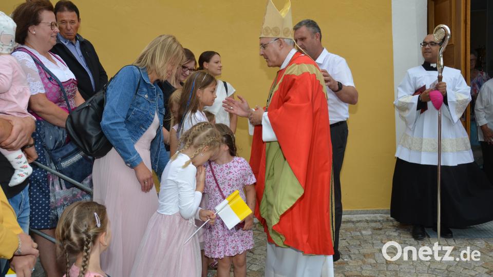 Viele Kinder warteten vor dem Hauptportal auf den Bischof und ließen sich segnen. Bild: dob