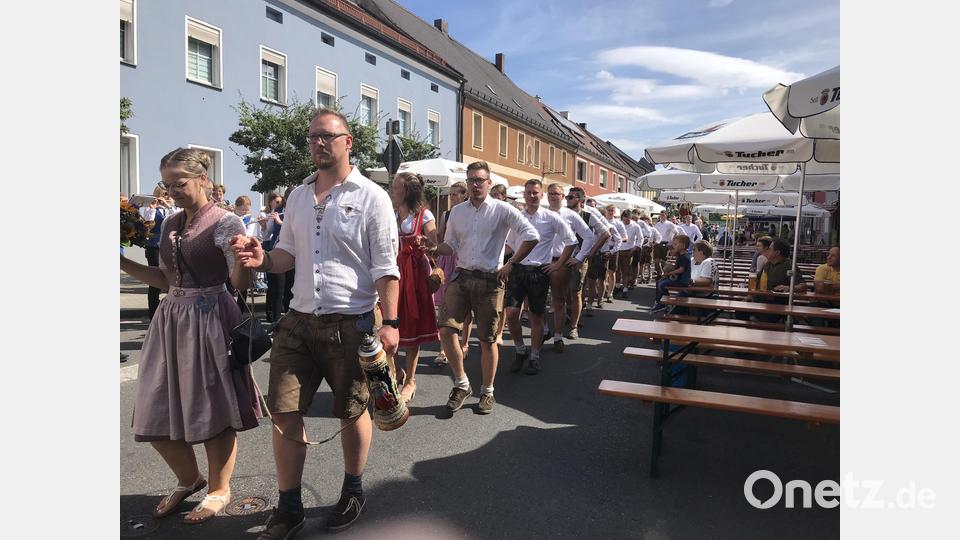 Die Kirwapaar in ihrer Tracht defilierten nach dem Gottesdienst durch den Markt. Bild: mma