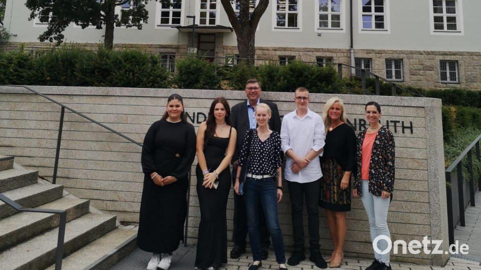 Besonders gewürdigt wurden die Absolventen mit den besten Prüfungsergebnissen. Im Bild (von links) Melis Kaynak und Anna Eisenmann (beide VK 10/2), Klassenleiter Stephan Raps, Klassenleiterin Sandy Wendt, Lukas Zeitler (9 GTK), Rektorin Claudia Strobel-Dietrich und Stellvertreterin Petra Burger. Bild: Mittelschule Waldsassen/exb