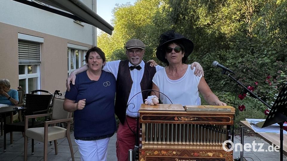 Elke Engl bereitete mit Albin Zeitler und Ingrid Krämer (von links) den Bewohnern des Heims einen wunderbaren Nachmittag mit Liedern aus deren Jugend. Bild: Casa Doro/exb