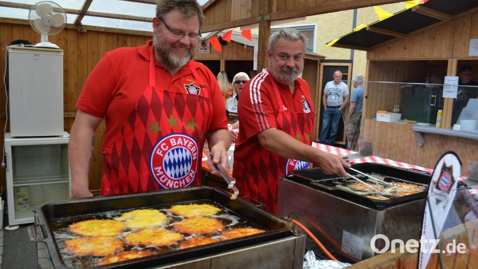 Eine schweißtreibende Arbeit - Dotsch backen für hungrige Festbesucher beherrschen die &quot;Guten Freunde&quot; meisterlich. Bild: kki