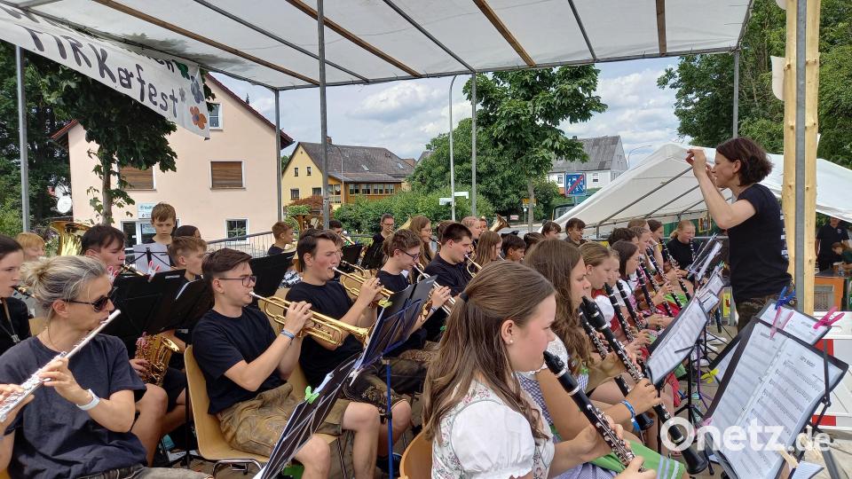 Die BlechFrösche in Vollbesetzung spielten zum ersten Mal auf einer Bühne auf einem großen Fest. Bild: kki