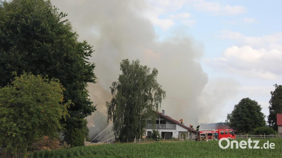 In Lauterbach bei Mähring brennt am Samstag ein Vierseithof. Bild: kro
