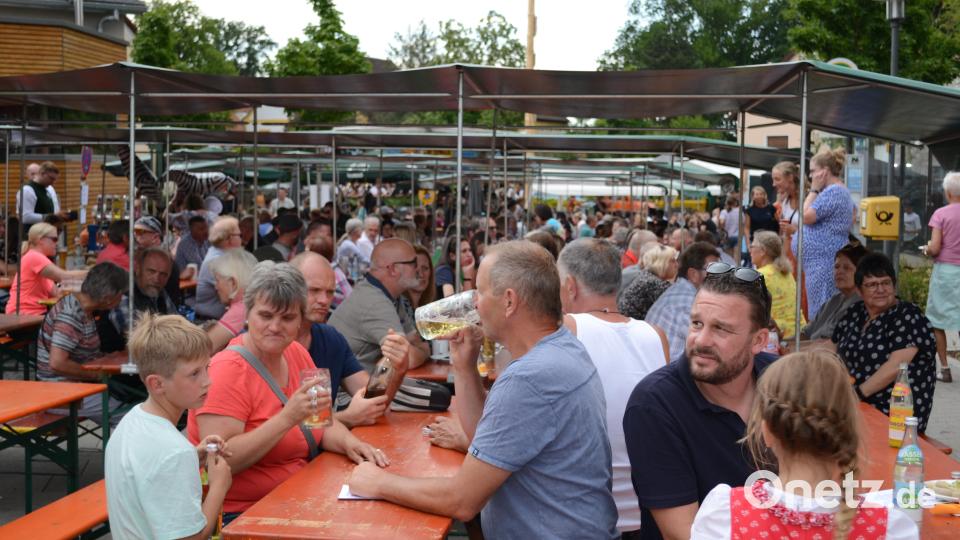 Prost! In Pirk lässt sich es halt feiern, egal wann und warum. Bild: kki