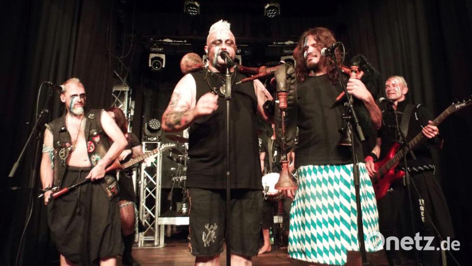 Die Band &quot;Rammeschucksn&quot; lässt den Großen Saal im Theuerner Schloss erbeben. Bild: e