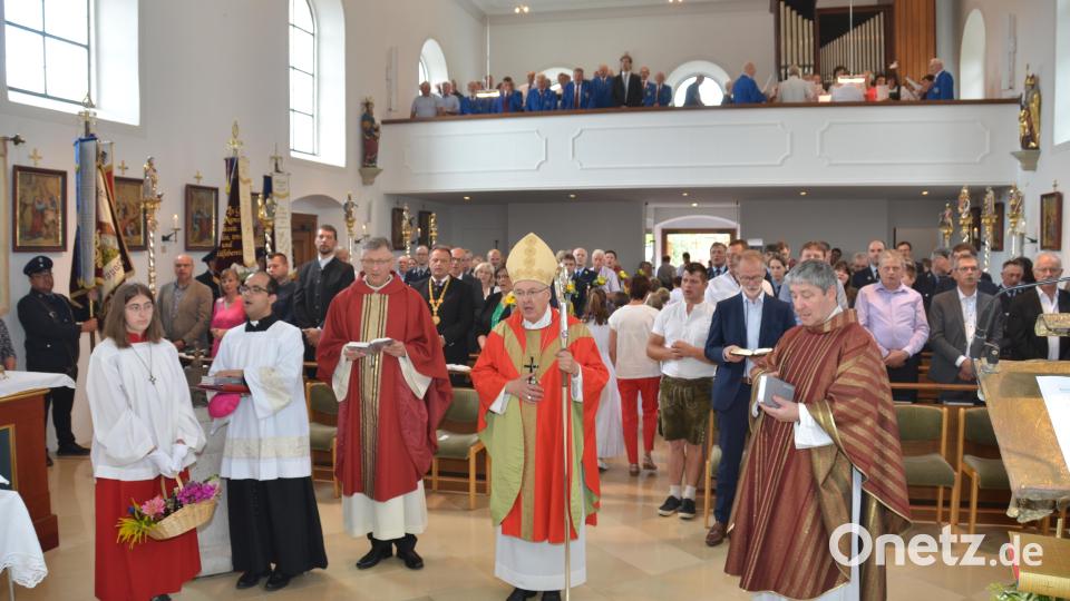 Mit einem Pontifikalgottesdienst feiern die Leuchtenberger den Abschluss der Innenrenovierung der Pfarrkirche St. Margareta. Bild: dob