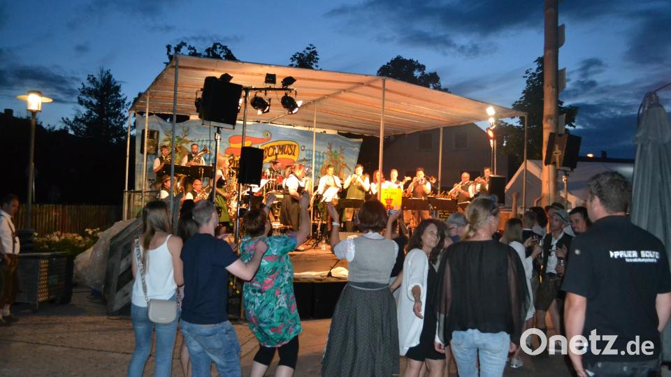 Auch noch in den Abendstunden, als das Essen bereits ausverkauft war, feierte Pirk ausgelassen mit ihrer Blechmusi. Bild: kki