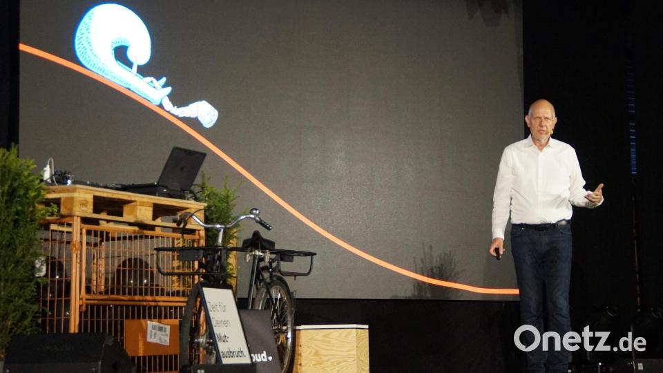 Als hochkarätiger Referent nahm Matthias Horx die Zuhörer mit auf eine spannende Gedankenreise in die Zukunft. Bild: wel