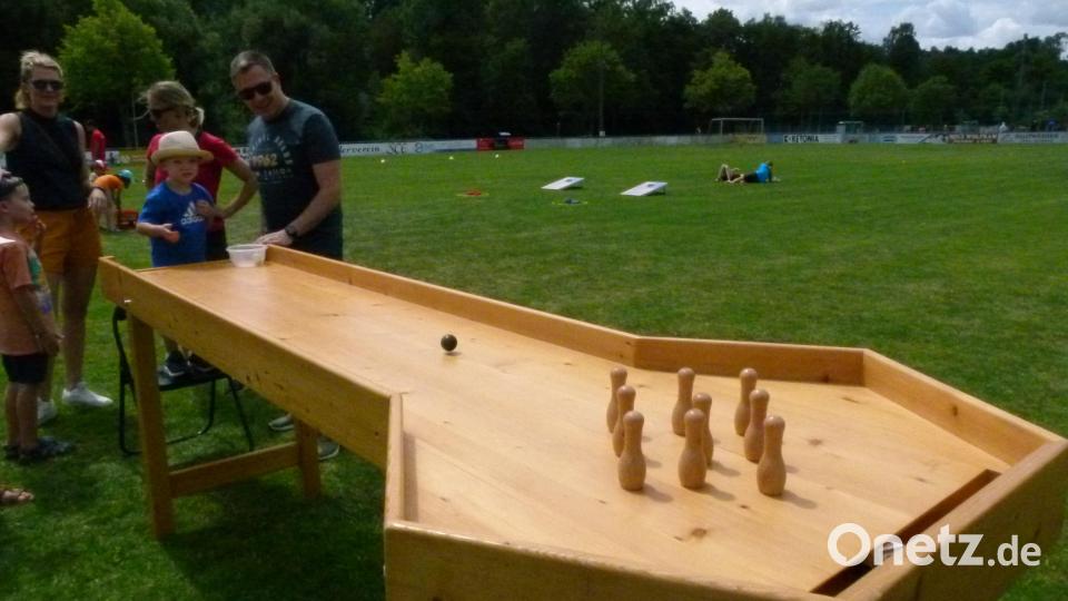 Viel Spaß gibt es auch beim Tischkegeln. Bild: rn