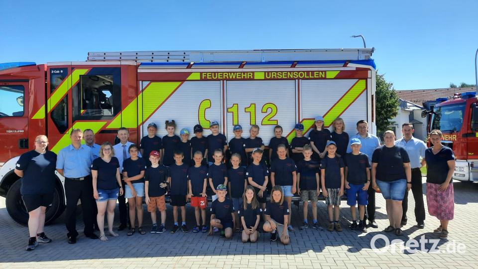 Kinderfeuerwehr Ursensollen mit dem ersten Abzeichen der Feuerwehrkarriere Bild: egl