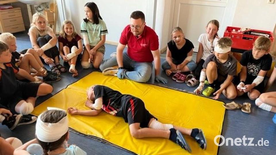 Die Buben und Mädchen der 4. Klasse der Grundschule Krummennaab lernten auch die stabile Seitenlage. Bild: Carmen Koller-Schraml/exb