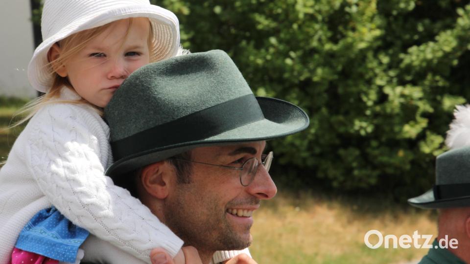 Ein Festzug macht müde, selbst auf dem Rücken des Papas. Bild: kro