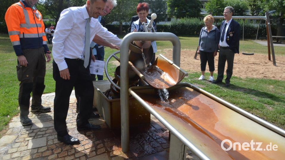 Hier wird nicht nach Öl gebohrt. Oberbürgermeister Jens Meyer und der Vorsitzende der Freunde des Weidener Stadtbads, Hans Forster, begutachten die neue Schnecke. Bild: Kunz