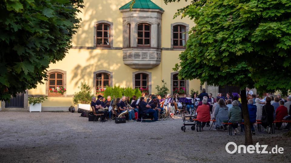Die Abendserenade im malerischen Schlosshof in Wildenreuth. Bild: lum