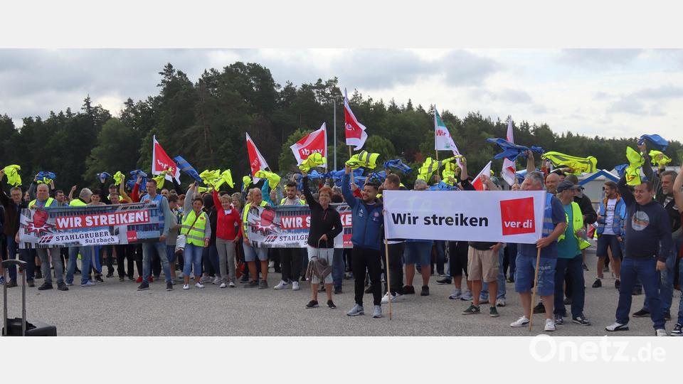 Rund 180 Beschäftigte des Stahlgruber-Logistikzentrums Sulzbach-Rosenberg zeigten beim Gasthaus Wulfen bei einer Streikversammlung Schulterschluss mit den rund 240.000 Beschäftigen des bayerischen Groß- und Außenhandels. Bild: mfh