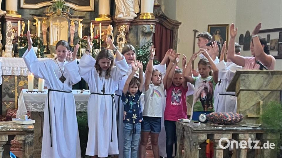 Beim Abschlusslied &quot;Gottes Liebe ist so wunderbar&quot; spielte Pater Ivan Hamburg mit der Gitarre und die Kinder machten fröhlich mit. Bild: exb; Nicole Schusser-Schindler