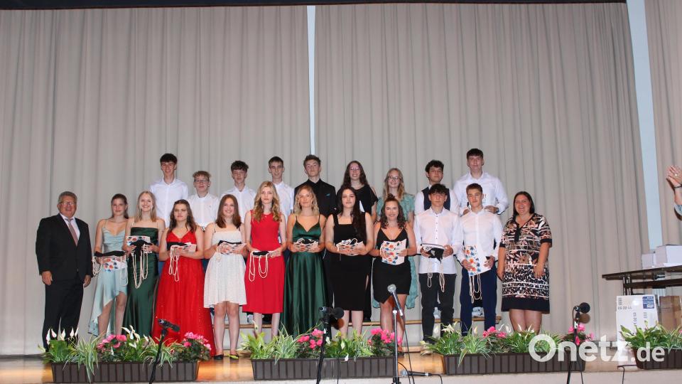 Klassenleiterin Gabi Wolf (rechts) und Realschuldirektor German Helgert (links) gratulierten den Absolventen der Klasse 10d. Bild: jzk