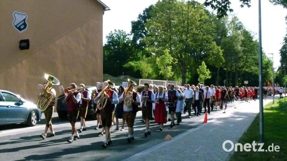 Die Stadtkapelle führt den Kirchenzug zum Sportheim an. Bild: rn
