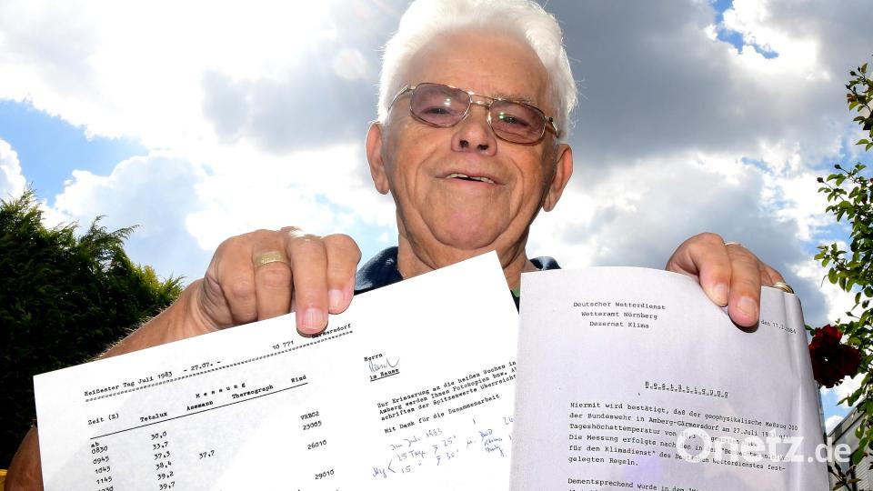 Armin Ressel hat alles noch daheim: Das akribische Messprotokoll des 27. Juli 1983 besitzt er noch und auch die offizielle Bestätigung des Gärmersdorfer Wetterrekords durch den Deutschen Wetterdienst. Hier ist übrigens noch von 40,3 Grad die Rede. Bild: Petra Hartl