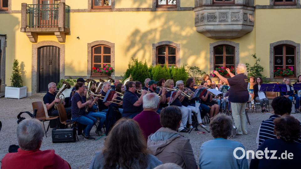 Der Posaunenchor Wildenreuth bei der Abendserenade im Schlosshof. Bild: lum
