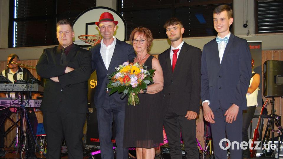 Nachdem sich die Klassensprecher bei Frau Vezard mit einem Blumenstrauß bedankt hatten, folgten Darbietungen in verschiedenen Tanzstilen wie Walzer, Cha-Cha, Salsa und Line Dance. Bild: Winderl/exb