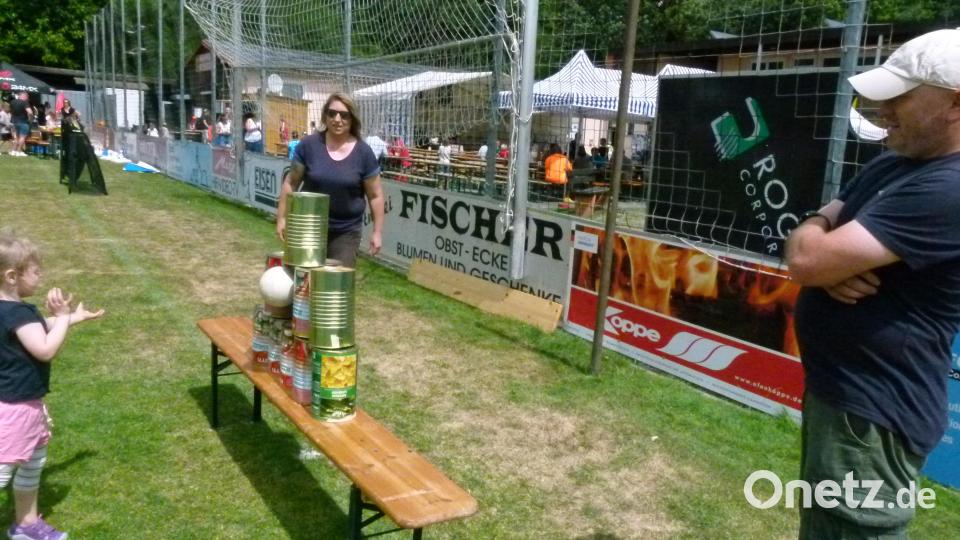 Büchsenwerfen lockt auch die kleinsten Festbesucher. Bild: rn
