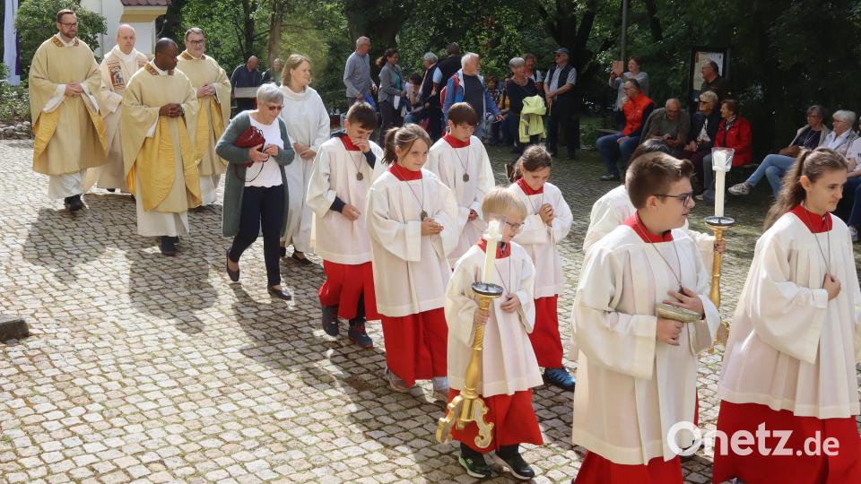Einzug der Geistlichen zusammen mit acht Ministranten. Bild: mfh
