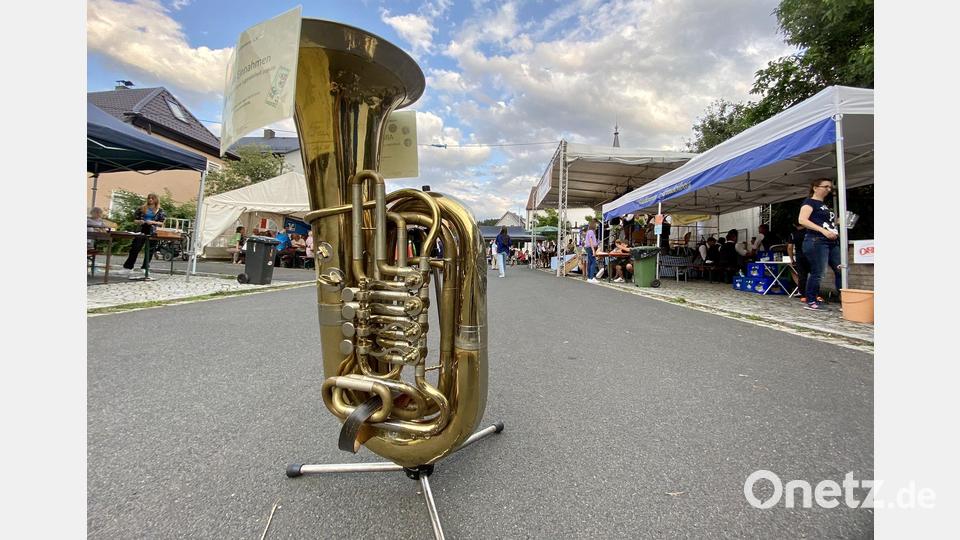 Die alte Tuba diente als Spendenbox. Der Erlös aus der Jakobikirwa kommt dem Musikverein Freudenberg zugute. Bild: gri