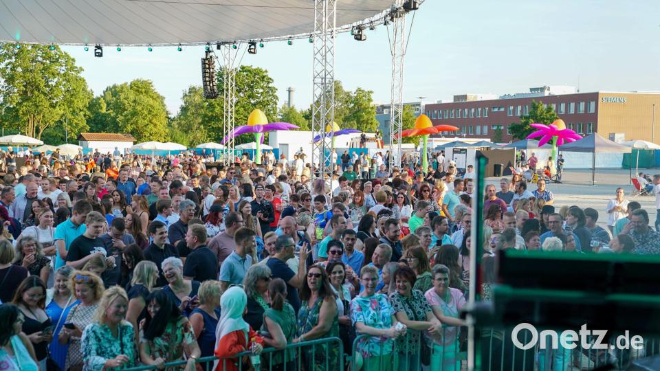Das Siemens-Jubiläumsfest war ein Fest für die Mitarbeiter. Die Öffentlichkeit konnte nur von weitem zusehen beziehungsweise zuhören. Bild: Samuel Stadler, Stemens/exb