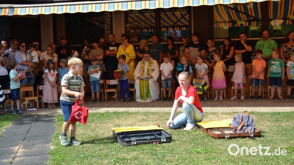 Die Kinder zeigen symbolisch im Spiel, was sie von der Kindergartenzeit mitnehmen und was sie für die Schule brauchen. Bild: gi