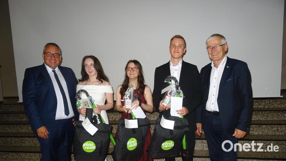 Realschuldirektor Oliver Brandt (links) und Zweiter Bürgermeister Horst Geißel (rechts) ehrten die Jahrgangsbesten (von links) Isabell Schindler, Jasmin Kovacz und Samuel Artmann. Bild: apr