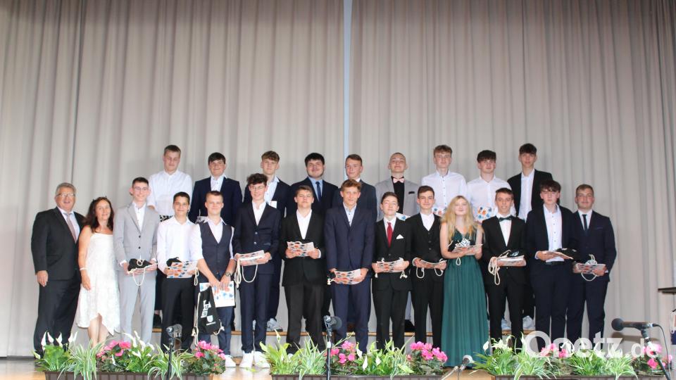 Realschuldirektor German Helgert und Klassenleiterin Katrin Schmidt (von links) gratulierten den Absolventen der Klasse 10a. Bild: jzk